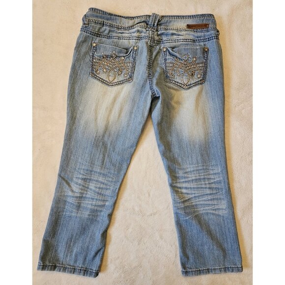 Women's Almost Famous Distressed Denim Capri Jeans Size 7 30x21 Embroidered - Picture 4 of 15